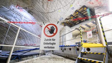 Ein Schild «Zutritt für Unbefugte verboten» hängt im Atommülllager Asse im Landkreis Wolfenbüttel