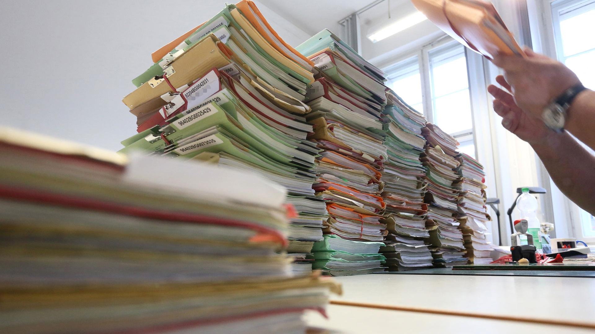Stapel mit Akten in der Posteingangsstelle Sozialgerichts in Berlin.