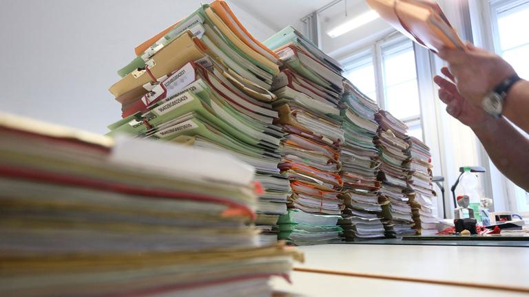 Stapel mit Akten in der Posteingangsstelle Sozialgerichts in Berlin.
