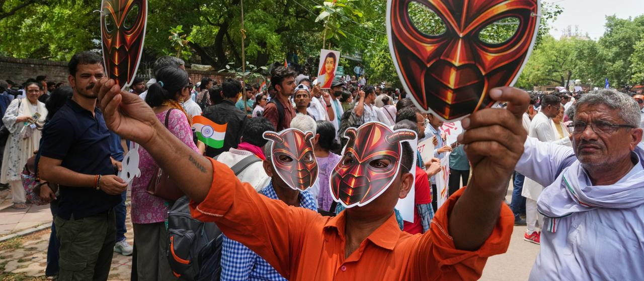 Ein Protestierender mit Kakerlaken-Masken in Indien.