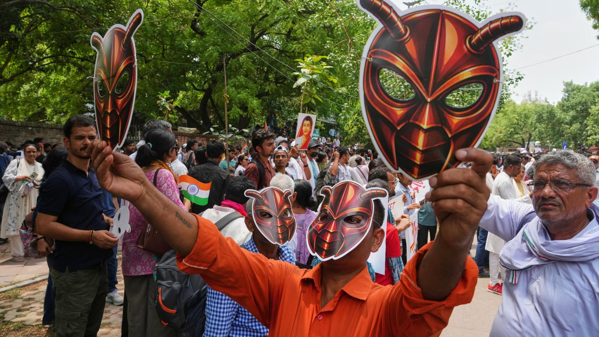 Ein Protestierender mit Kakerlaken-Masken in Indien. | AP Photo/Manish Swarup