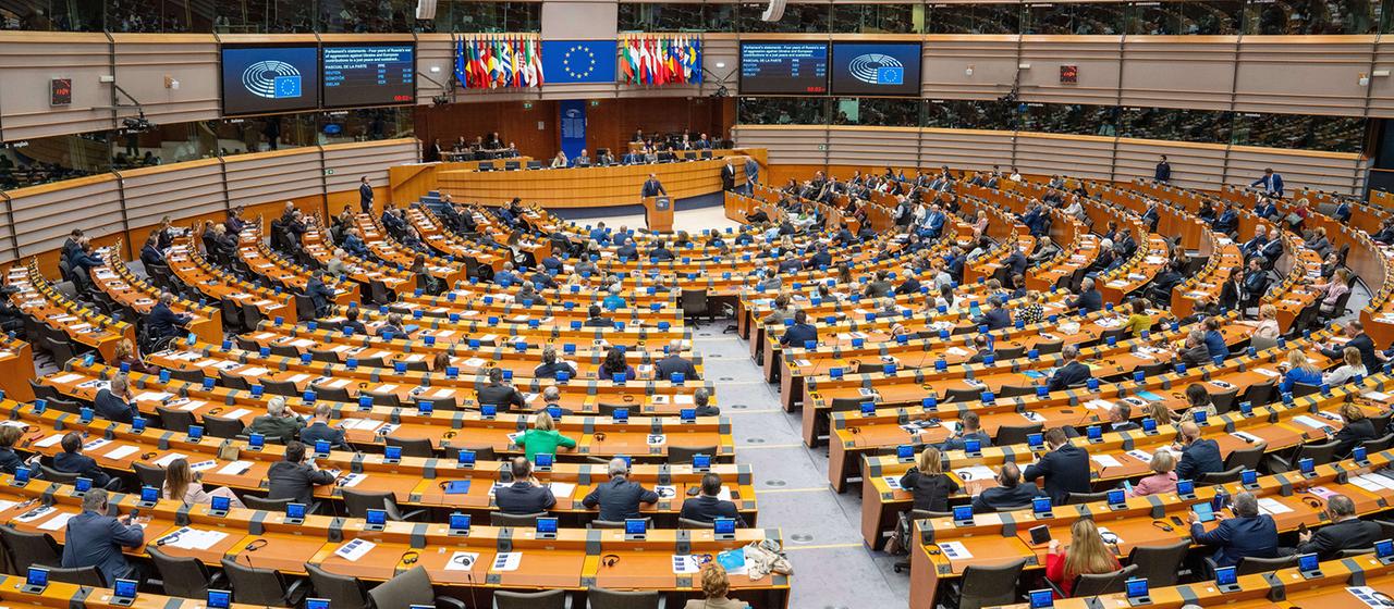 Gesamtansicht des Plenarsaals während einer außerordentlichen Plenarsitzung im Europäischen Parlament in Brüssel. . (Archivbild: 24.02.2026)
