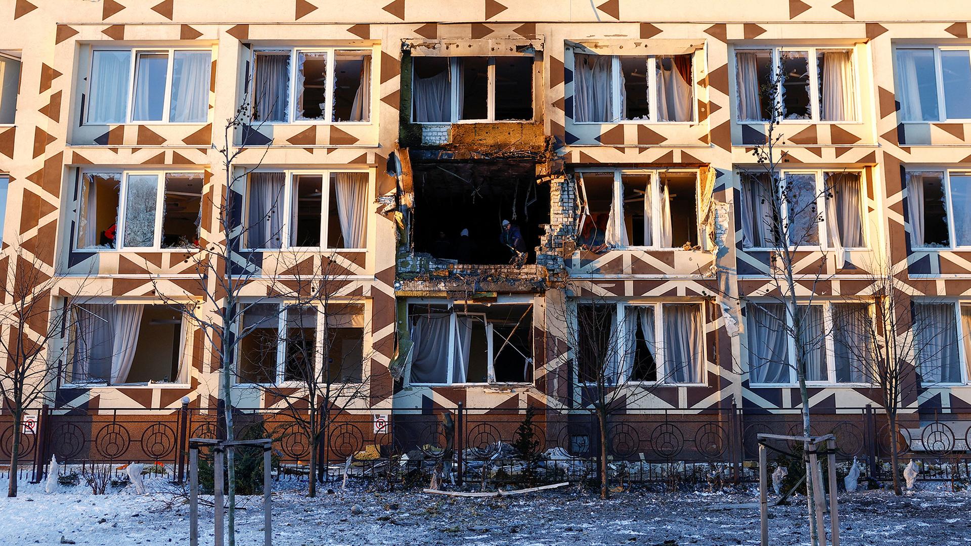 Mitarbeiter beseitigen Trümmer eines Krankenhauses in Kiew. | REUTERS