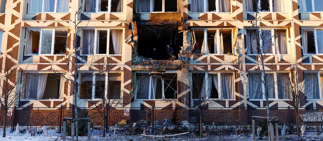 Mitarbeiter beseitigen Trümmer eines Krankenhauses in Kiew.