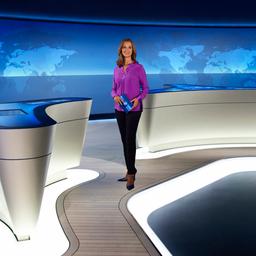 Julia-Niharika Sen steht im Studio von ARD-aktuell. Von hier werden die tagesschau, die tagesthemen und tagesschau24 gesendet.