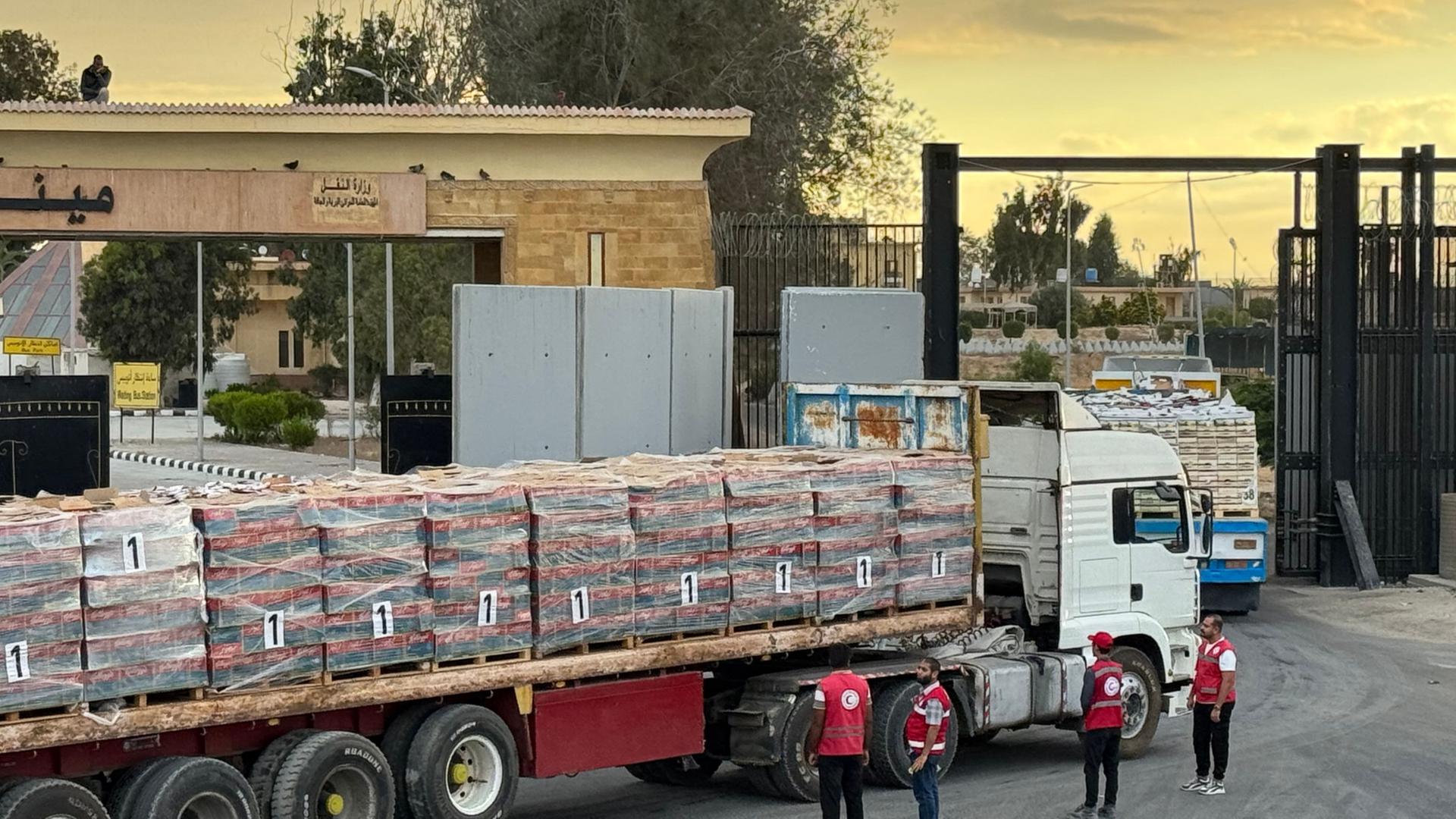 LKW passieren Rafah Grenzübergang | AFP
