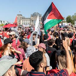 Archivbild: More than 10,000 demonstrators gathered in Berlin on Saturday, June 21, 2025, to protest Israels military operations in Gaza and Germanys continued arms exports to the Israeli government. (Quelle: dpa/Sipa)