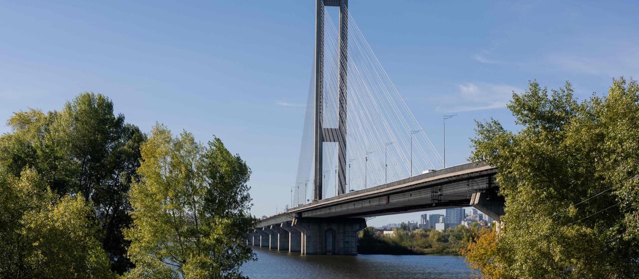 Dieses Foto zeigt die Südbrücke nach einem Drohnenangriff in Kiew.