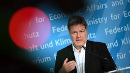 Robert Habeck, Vizekanzler und Bundesminister für Wirtschaft und Klimaschutz, spricht nach einem Treffen mit Vertretern der Sicherheits- und Verteidigungsindustrie.