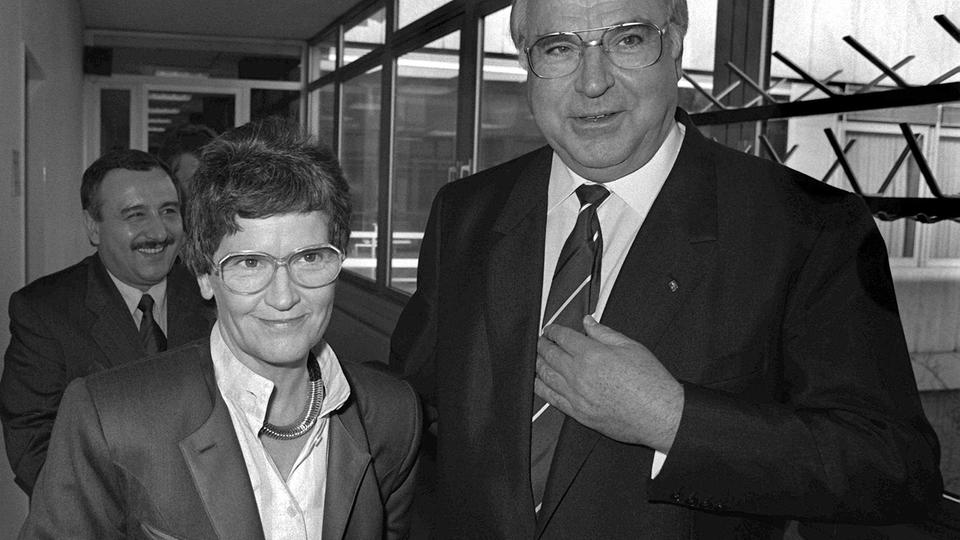 Rita Süssmuth mit Helmut Kohl: Dem Kanzler war seine Ministerin oft zu liberal. | dpa Rita Süssmuth mit Helmut Kohl (Bild vom 21. November 1988)