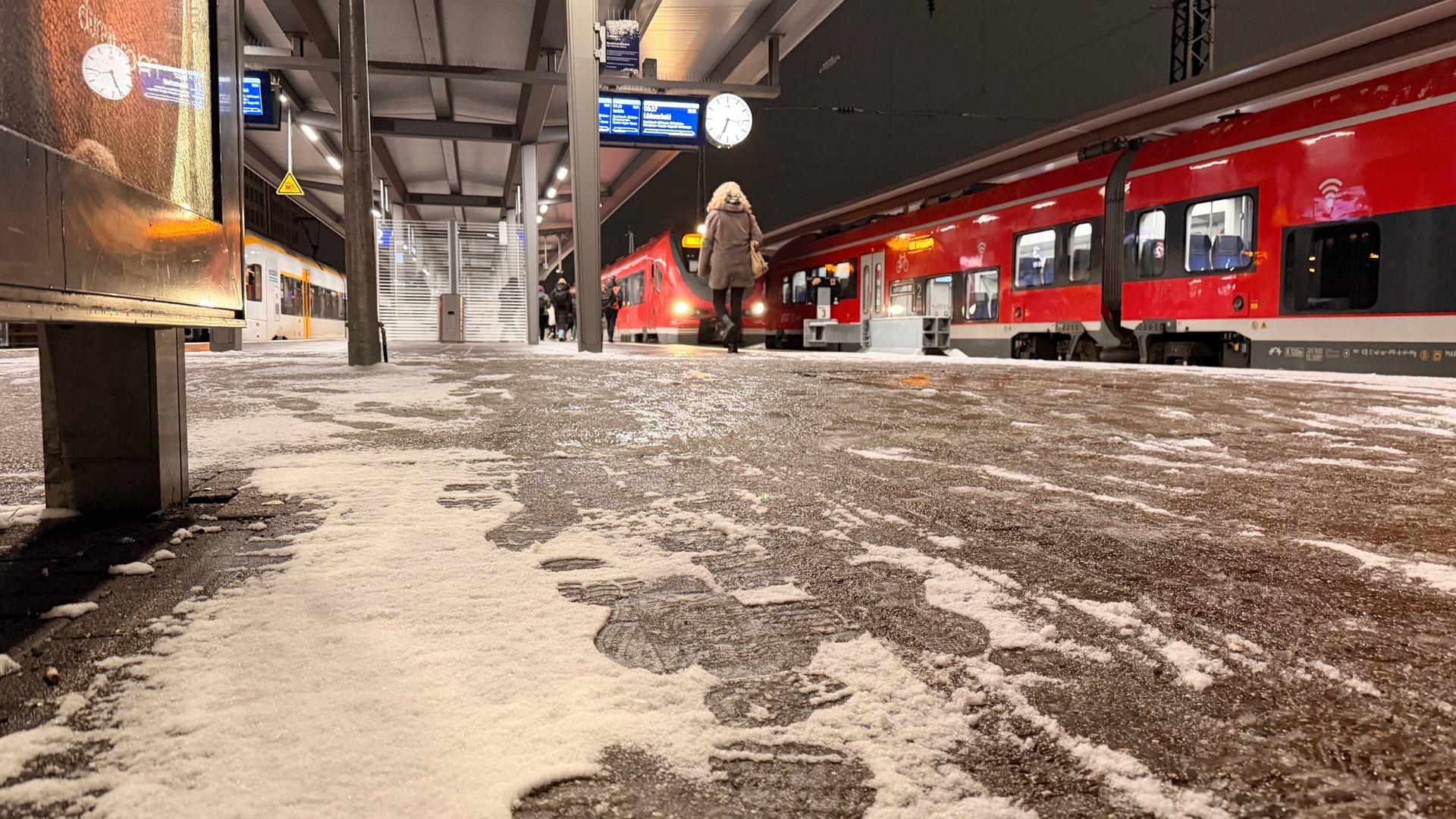 Schnee und glatte Straßen zum Berufsverkehr in NRW