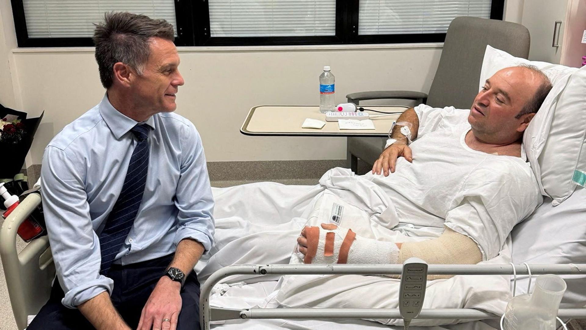 Chris Minns besucht Ahmed al Ahmed im Krankenhaus in Sydney. | @ChrisMinnsMP via X via REUTER