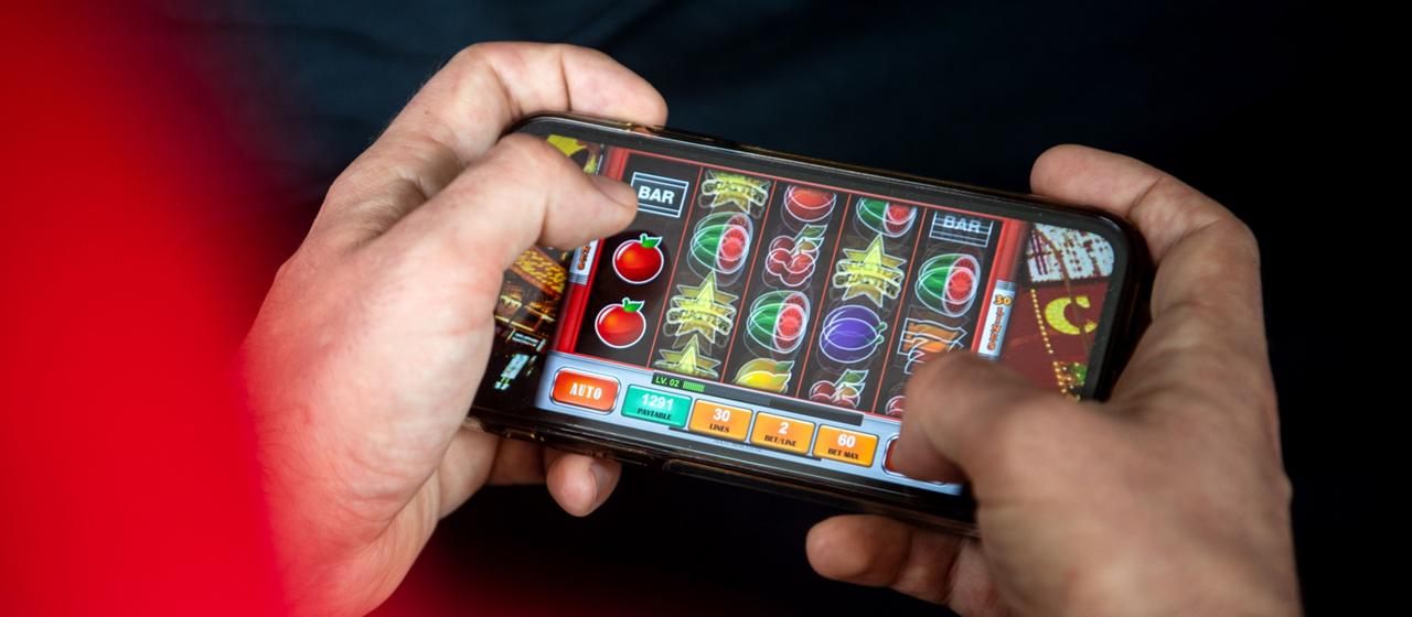 Auf einem Smartphone wird ein Online-Spiel gespielt.