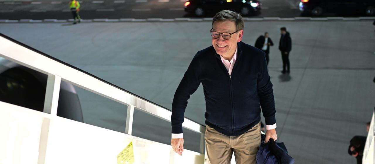 Johann Wadephul auf dem Weg in ein Flugzeug.