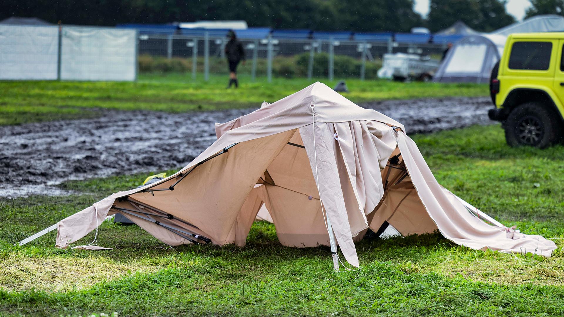 Ein verlassenes Zelt steht auf einem Campingplatz. | picture alliance/dpa