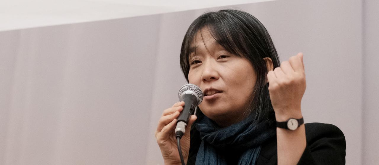 Han Kang bei einer Pressekonferenz 2023 | via REUTERS Han Kang bei einer Pressekonferenz 2023