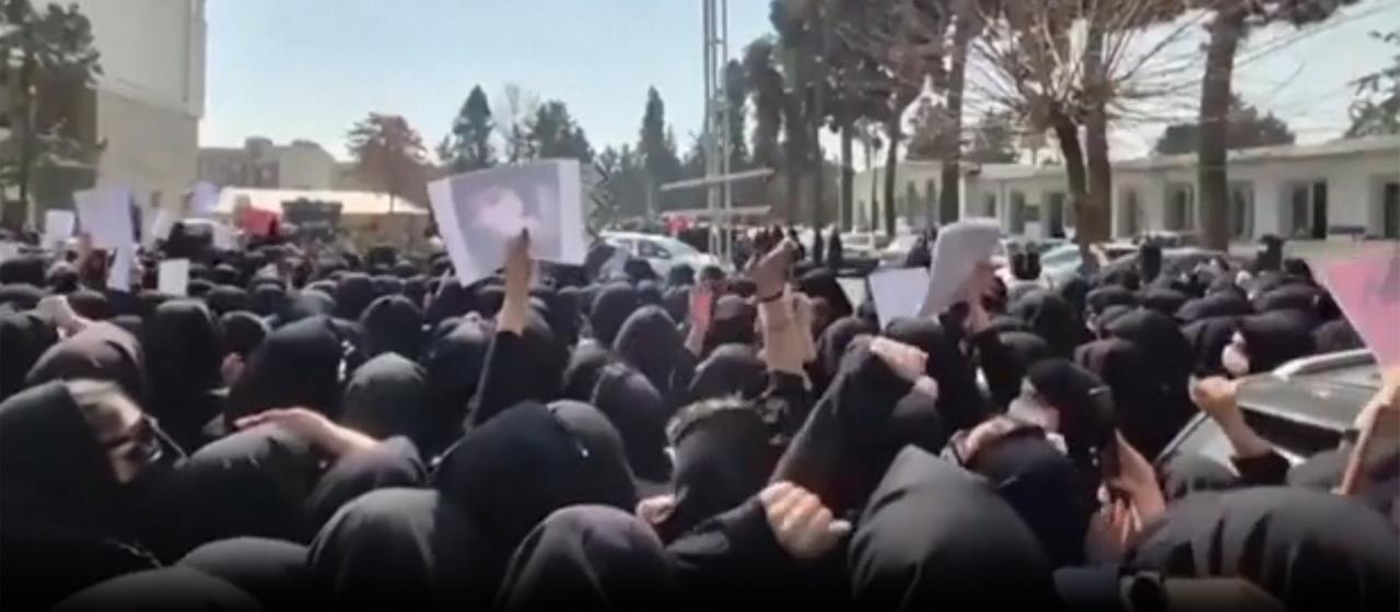 Zahlreiche Menschen nehmen an einer Demonstration in Teheran teil.