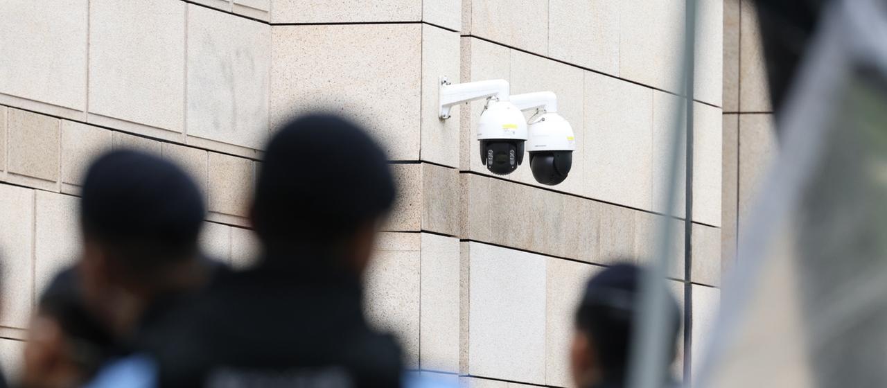 Überwachungskameras vor einem Gebäude in Hongkong