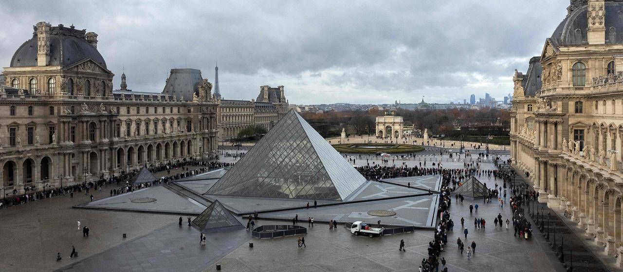 Blick auf den Louvre in Paris.