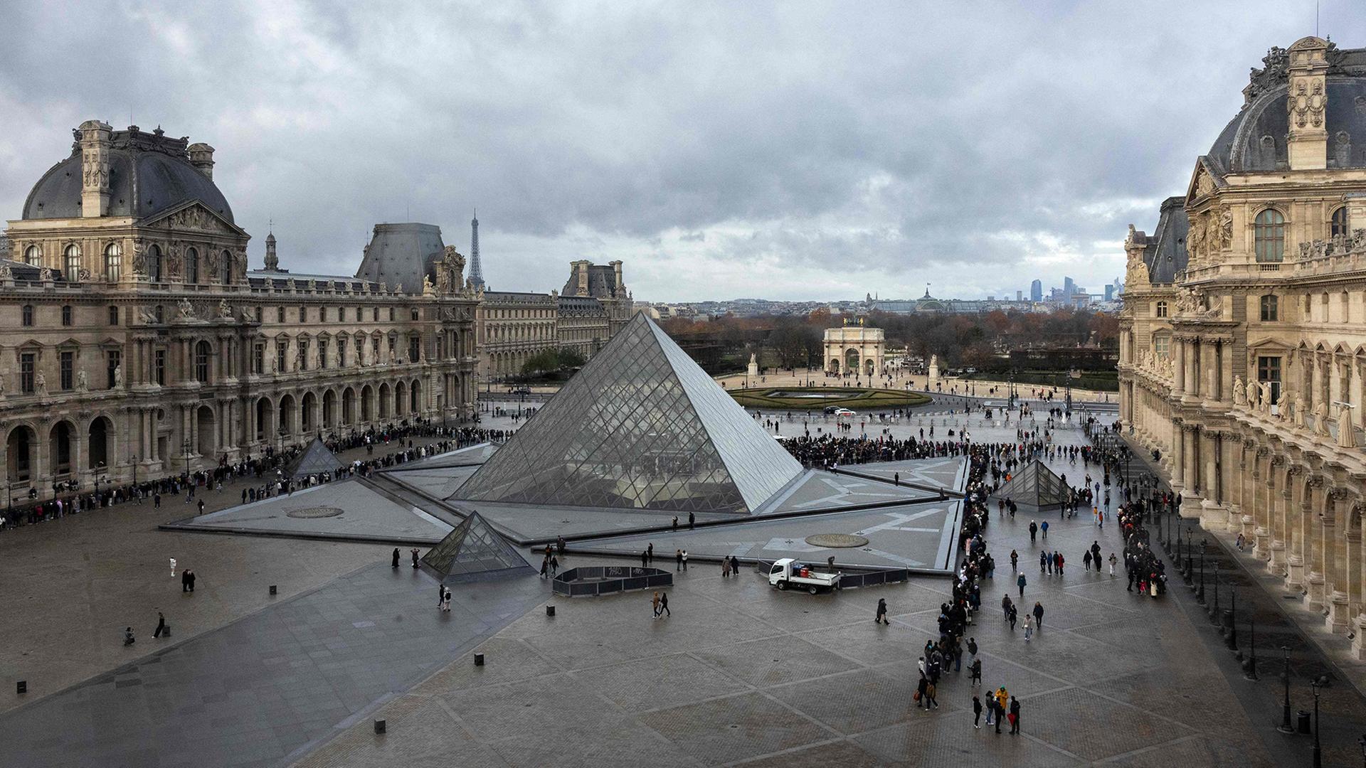 Blick auf den Louvre in Paris. | AFP