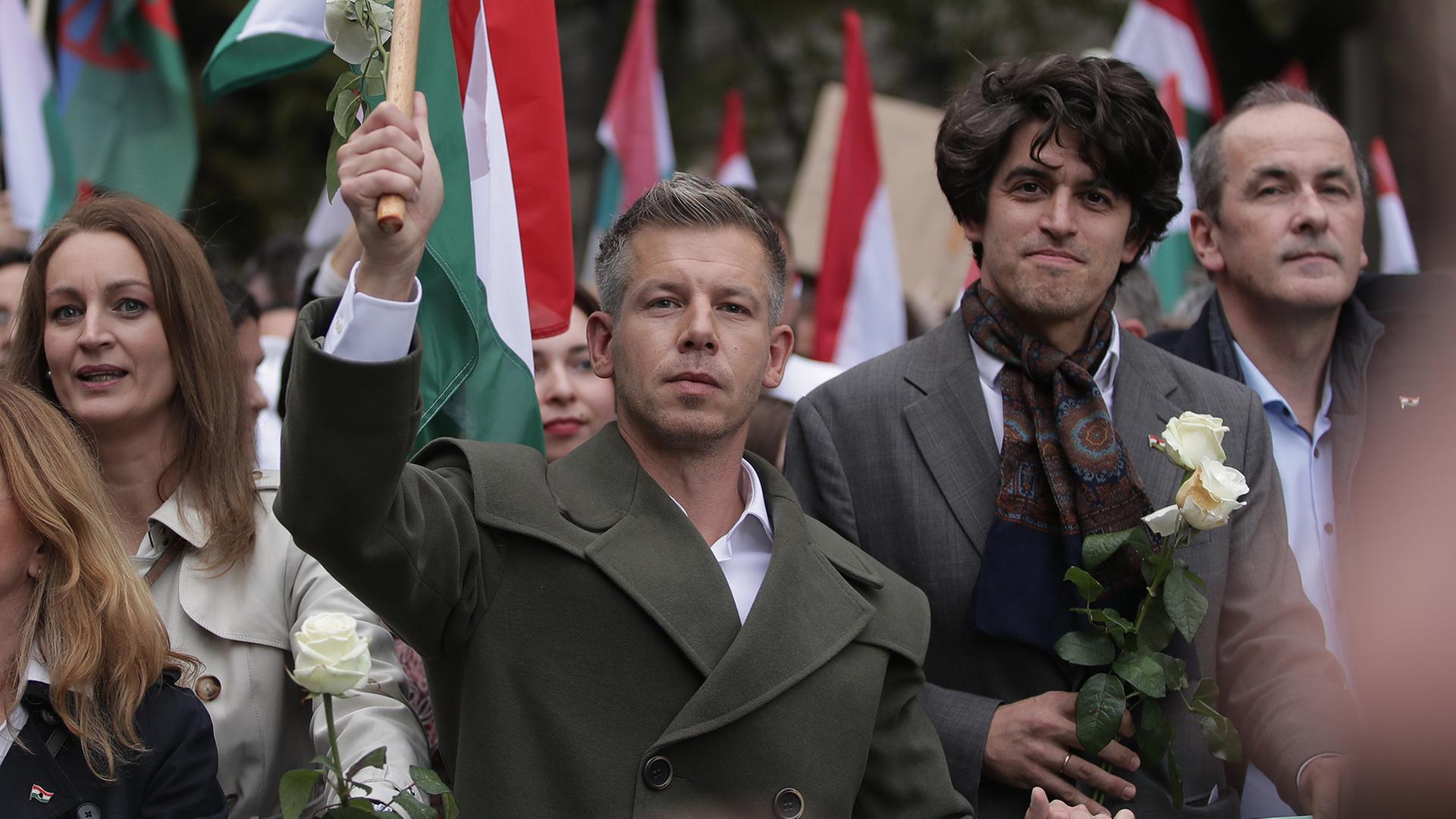 Peter Magyar nimmt an einer Demonstration in Budapest teil. | dpa