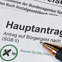 Ein Antragsformular auf Bürgergeld, darauf liegt ein Kugelschreiber.