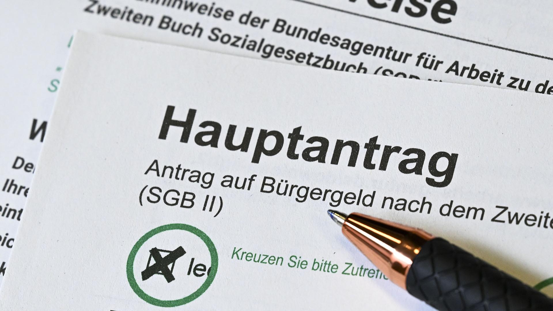 Ein Antragsformular auf Bürgergeld, darauf liegt ein Kugelschreiber. | dpa