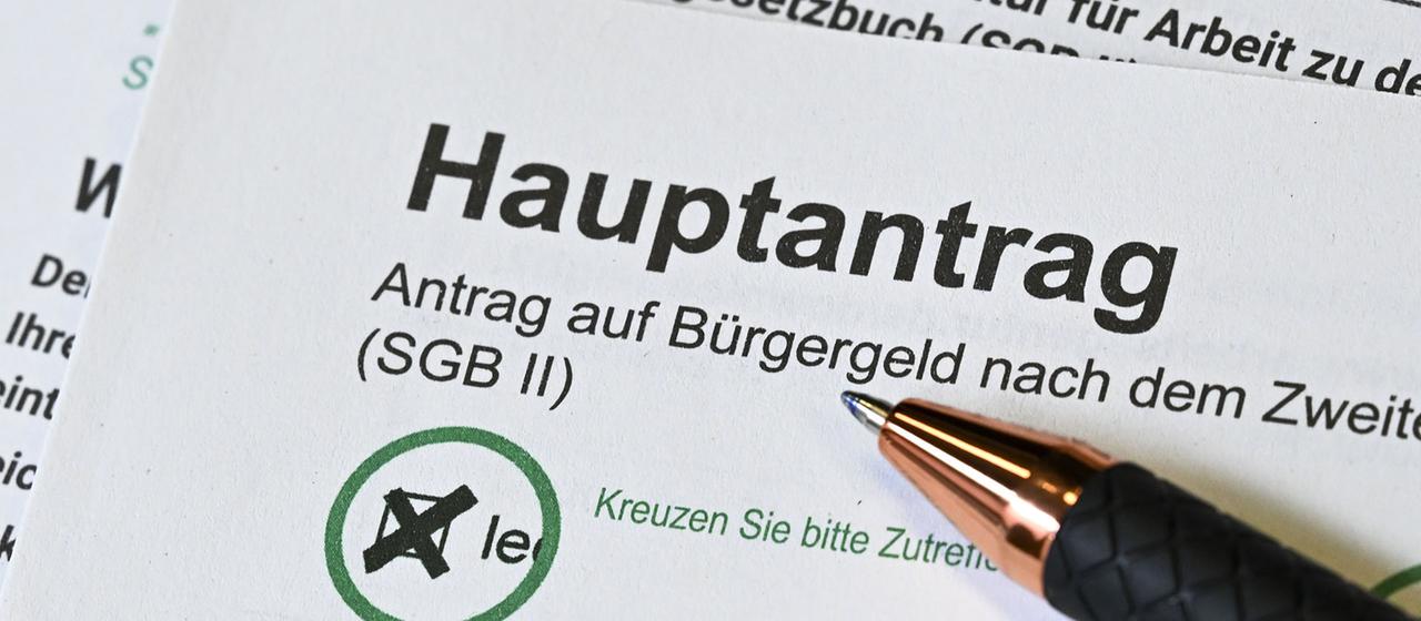 Ein Antragsformular auf Bürgergeld, darauf liegt ein Kugelschreiber.