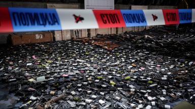 Illegale Waffen aus Privatbesitz liegen in Smederevo, die nach Aufforderung der serbischen Regierung abgegeben wurden.