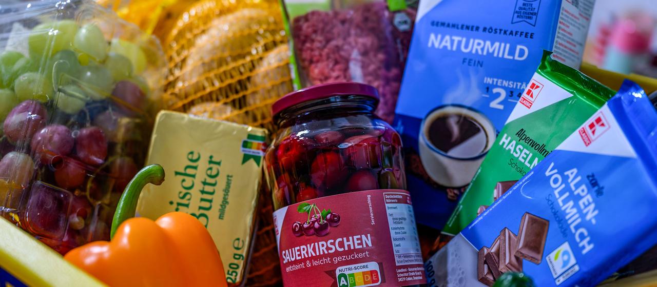 Verschiedene Lebensmittel liegen in einer Einkaufskiste.