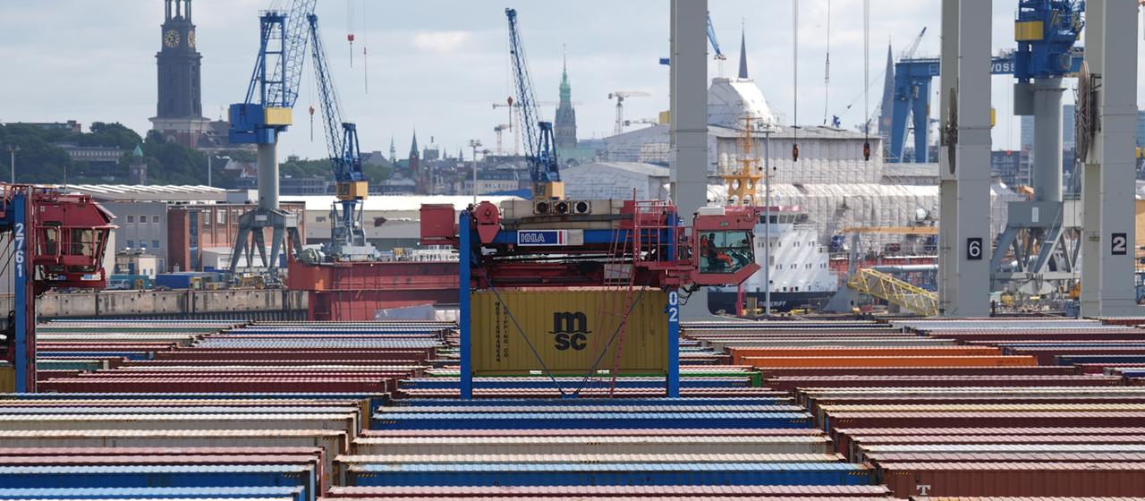 Ein Van Carrier transportiert einen Container der Reederei MSC zwischen unzähligen Containern auf dem Container Terminal Tollerort im Hamburger Hafen.