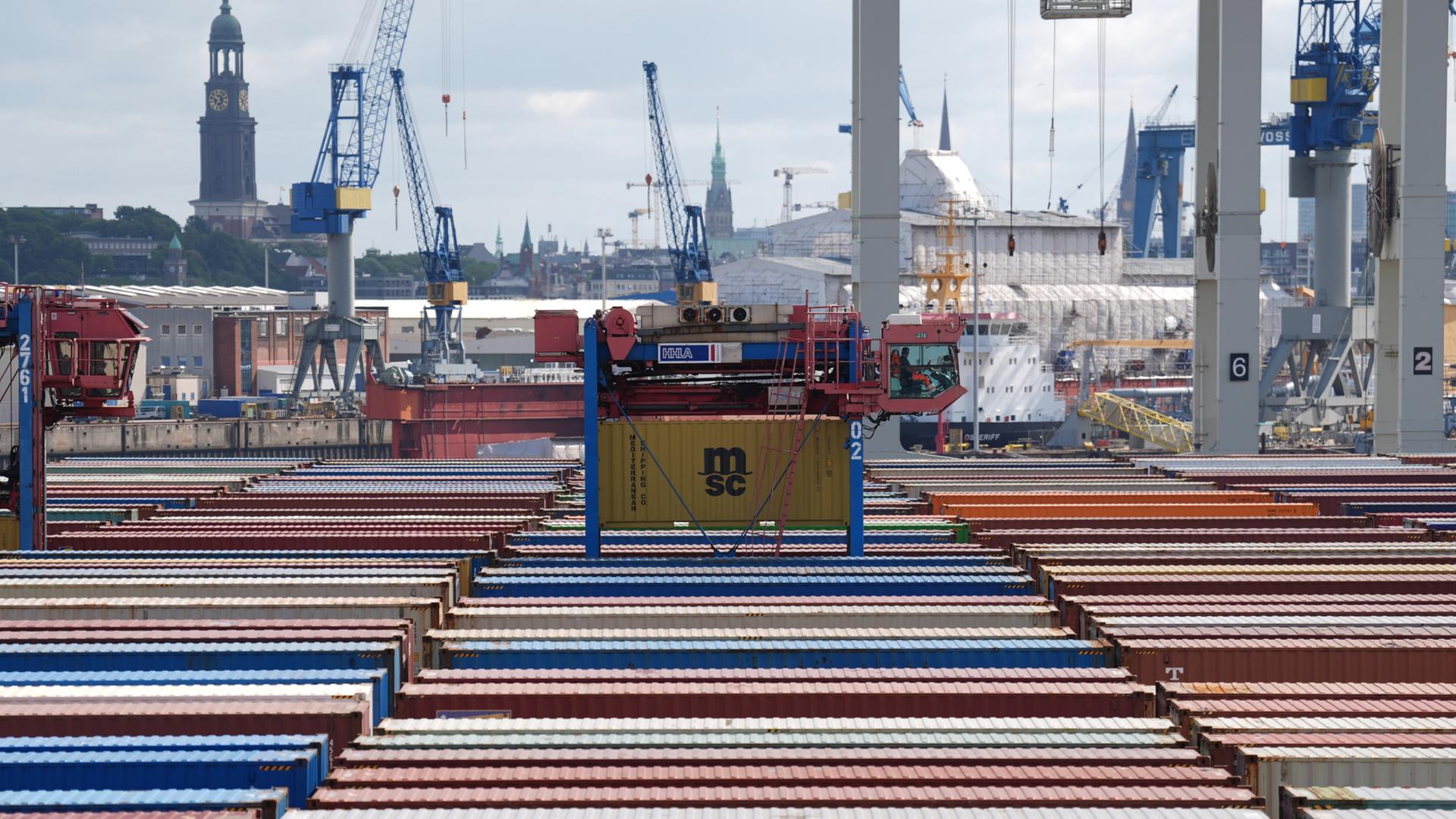 Ein Van Carrier transportiert einen Container der Reederei MSC zwischen unzähligen Containern auf dem Container Terminal Tollerort im Hamburger Hafen. | dpa