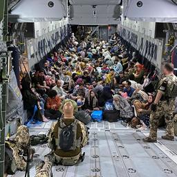 Geflüchtete und Ortskräfte aus Afghanistan sitzen in einem Airbus A400M der Bundeswehr. (Archivbild 2021)