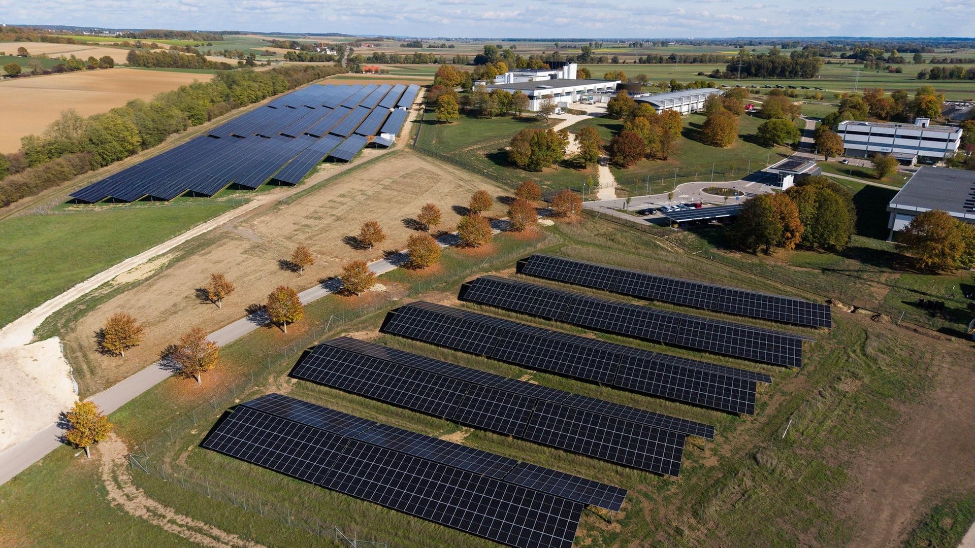 Auf 23 Hektar erstreckt sich die Photovoltaikanlage rund um das Wasserwerk der Landeswasserversorgung in Langenau. Hier werden im Jahr rund 22,3 Gigawattstunden Strom produziert. | Zweckverband Landeswasserversorgung