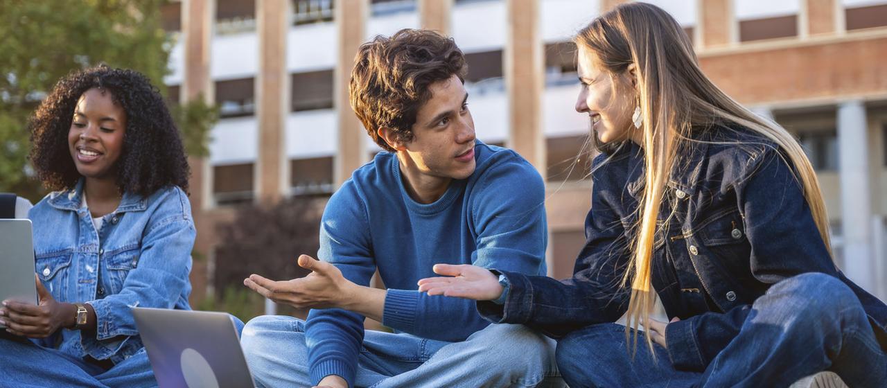 Studenten unterhalten sich auf dem Campus.