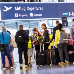 Wartende am Flughafen Hannover-Langenhagen (aufgenommen am 6. Juli 2023)
