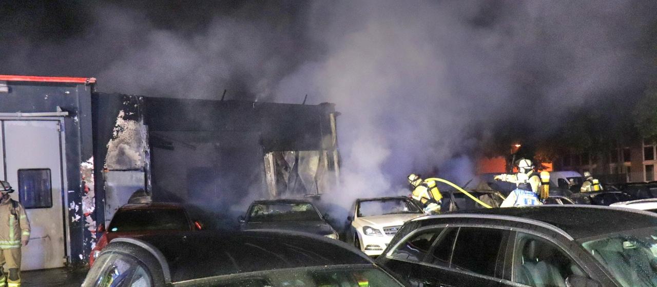 In einem Autohaus in einem Gewerbegebiet in Mannheim ist am frühen Samstagmorgen ein Feuer ausgebrochen.