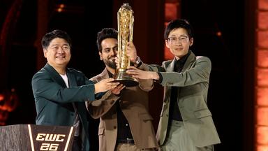 Das Team AG.AL hält den Pokal der Esports World Cup im Grand Palais in Paris in die Höhe.