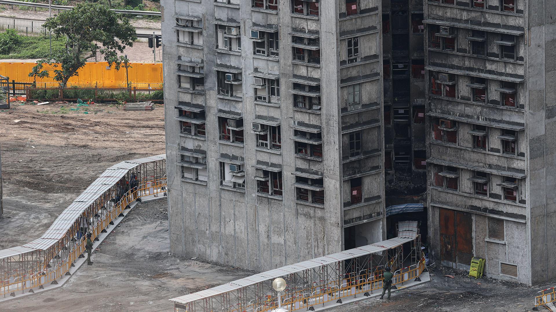 Bewohner tragen ihre aus dem Hongkonger Wohnkomplex 