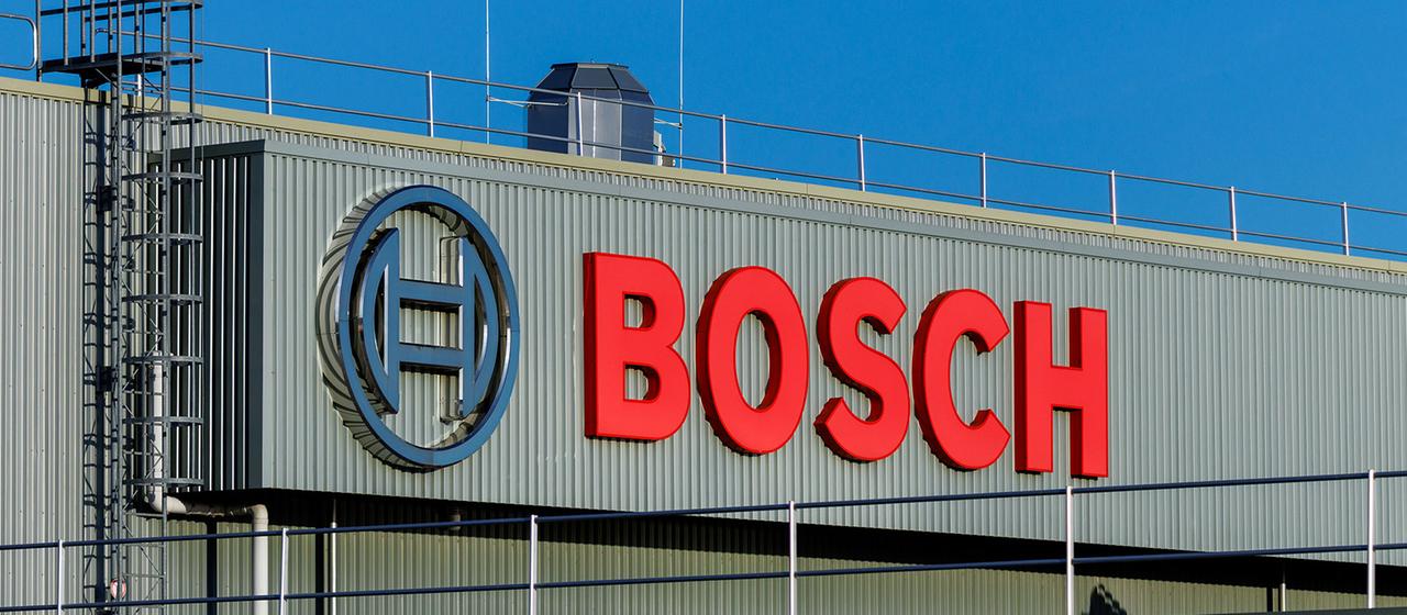 Logo der Robert Bosch GmbH an einer Niederlassung in Bamberg.