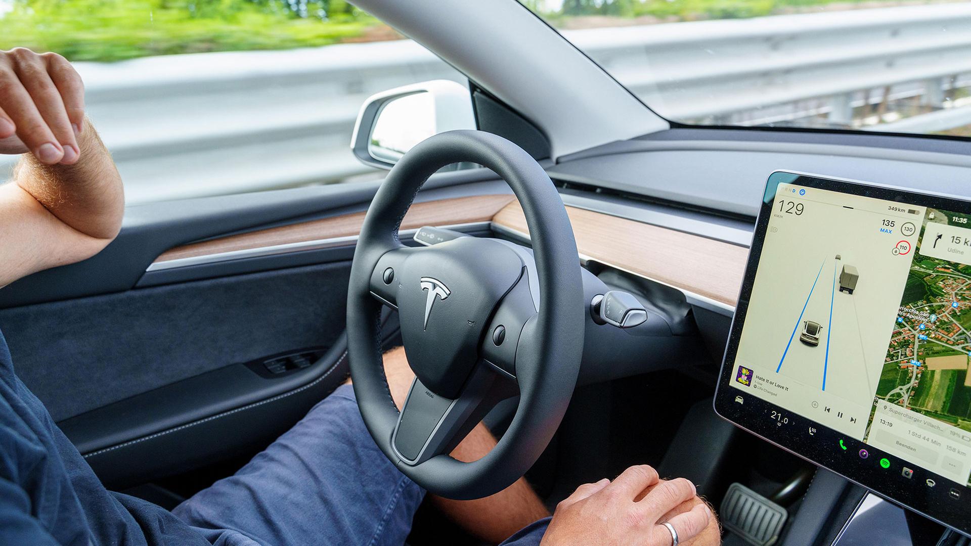 Ein Mann fährt mit dem Tesla Model Y auf der Autobahn mit Autopilot ohne Hände am Lenkrad. | picture alliance / CHROMORANGE