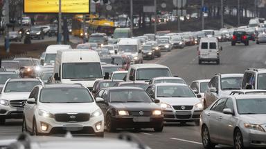 Autos fahren aus Kiew Richtung Westen nach dem Beginn des Angriffs Russlands auf die Ukraine