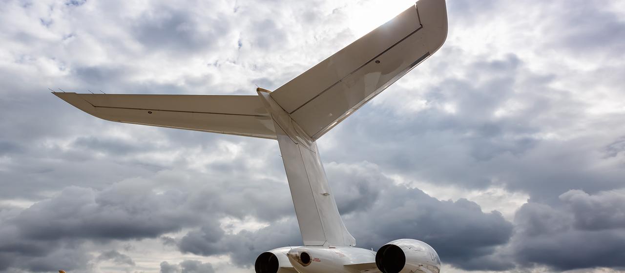 Ein Bombardier BD-700-1A10 Global Express XRS Flugzeug der Luxaviation auf dem Flughafen Stuttgart