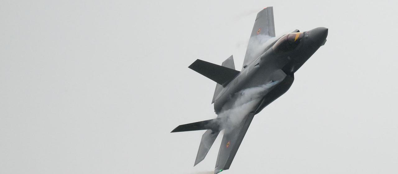 Ein F-35 Kampfjet fliegt über dem Militärflugplatz Florennes im Süden Belgiens. | AFP Ein F-35 Kampfjet fliegt über dem Militärflugplatz Florennes im Süden Belgiens.