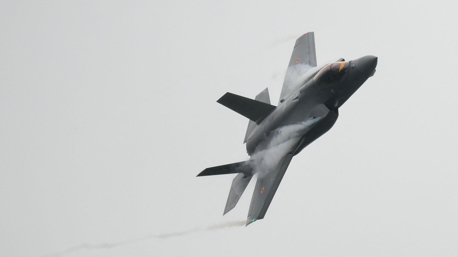 Ein F-35 Kampfjet fliegt über dem Militärflugplatz Florennes im Süden Belgiens. | AFP