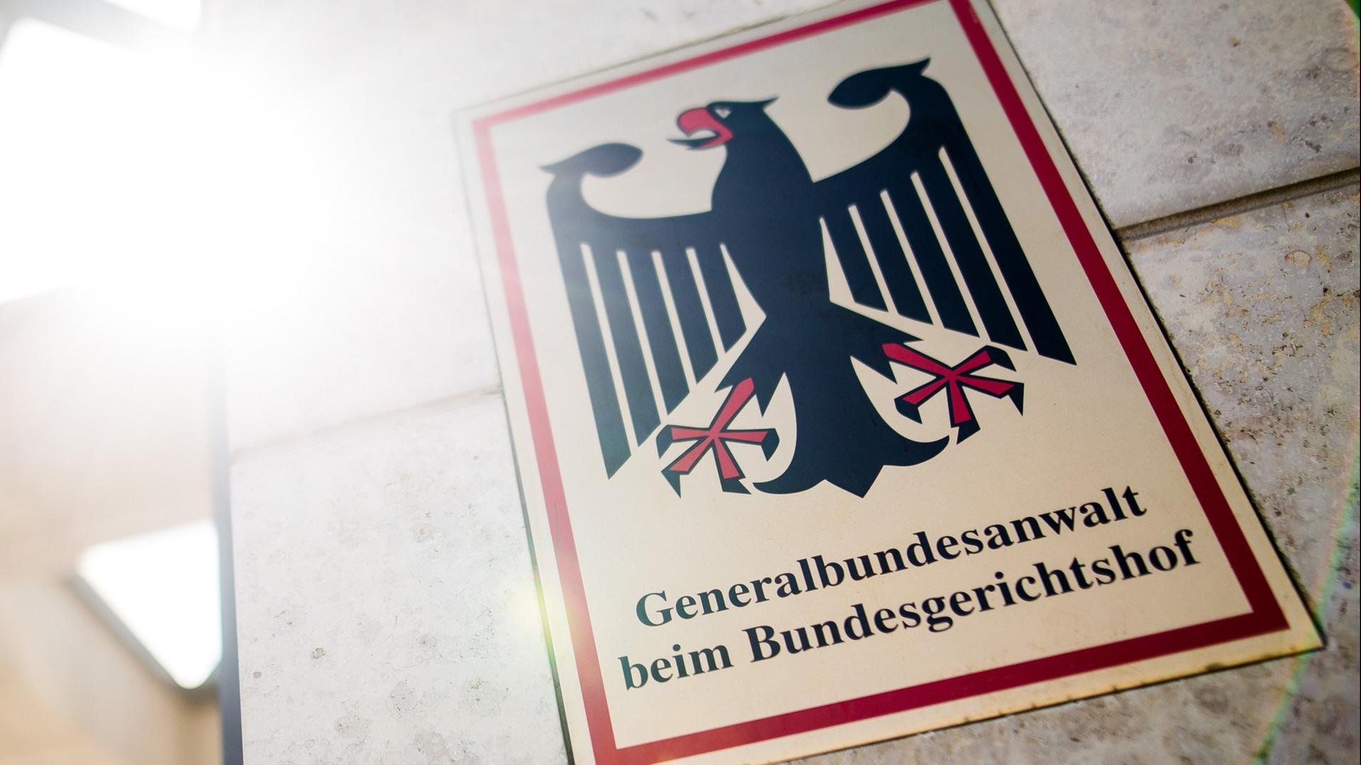 Ein Schild am Eingang zum Gebäude der Bundesanwaltschaft | dpa
