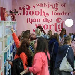  Zahlreiche junge Frauen stehen am Stand von LYX auf der Leipziger Buchmesse.