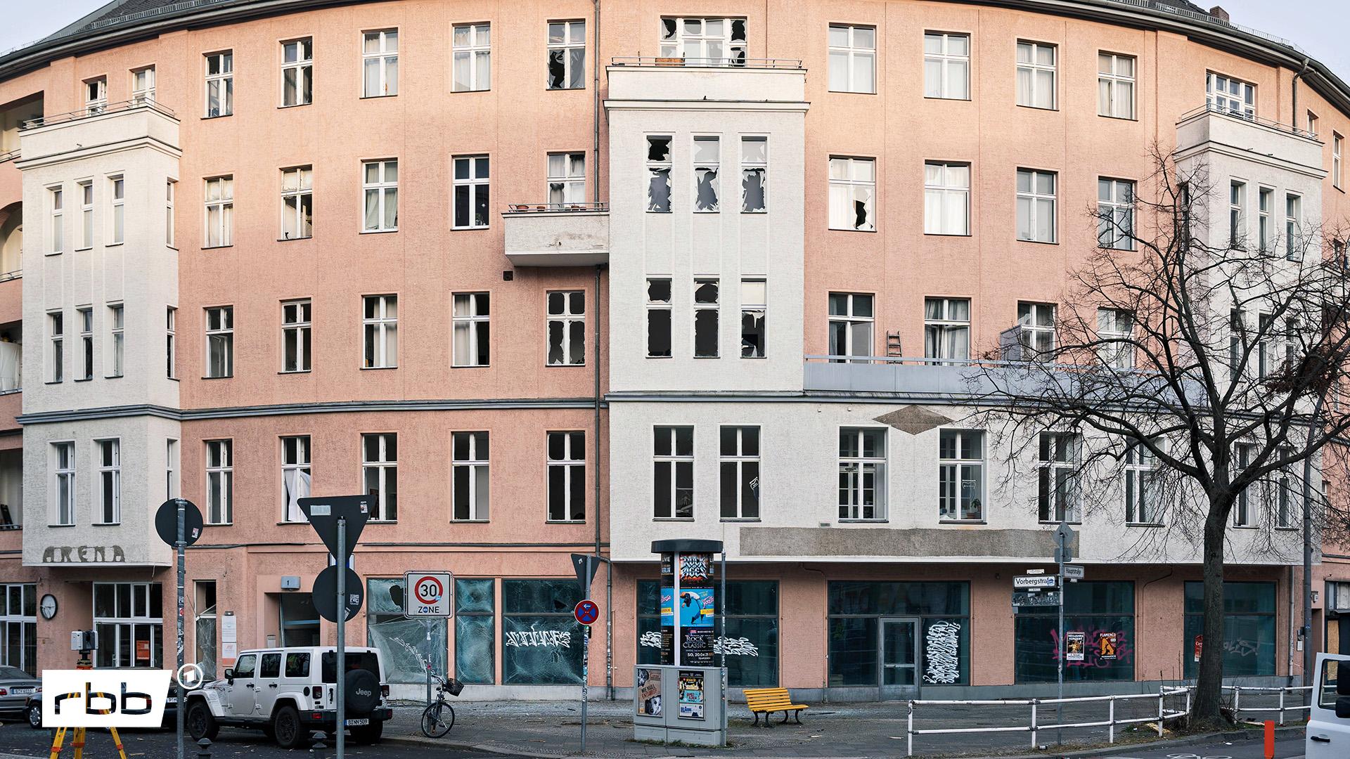 Zahlreiche Fensterscheiben von Wohnhäusern sind in Schöneberg an der Vorbergstraße am 01.01.2025 durch Feuerwerkskörper zu Schaden gekommen. (Quelle: Imago Images/Stefan Zeitz)