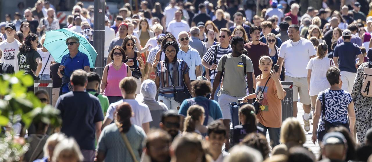 Viele Menschen in einer Fußgängerzone.