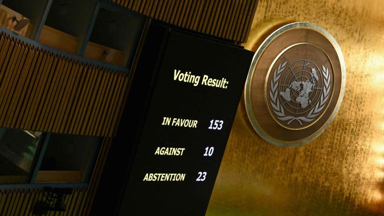 Ein Monitor zeigt die Abstimmungsergebnisse in der UN-Vollversammlung.